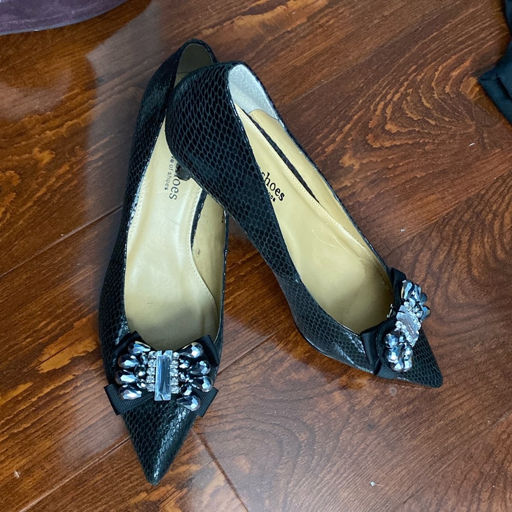 Black leather pump